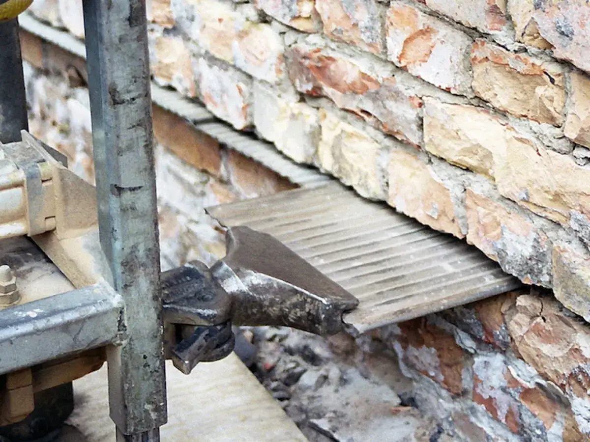 por&oacute;wnanie metod izolacji poziomej w starym budynku