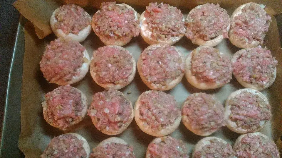 Pieczarki faszerowane mięsem mielonym
