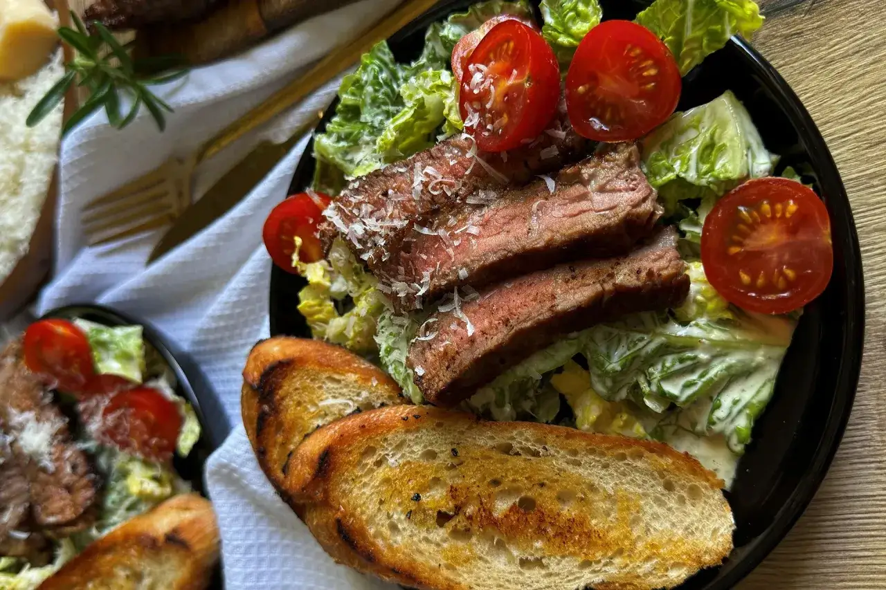 R&oacute;żne kawałki wołowiny do sałatki: polędwica, rostbef, antrykot