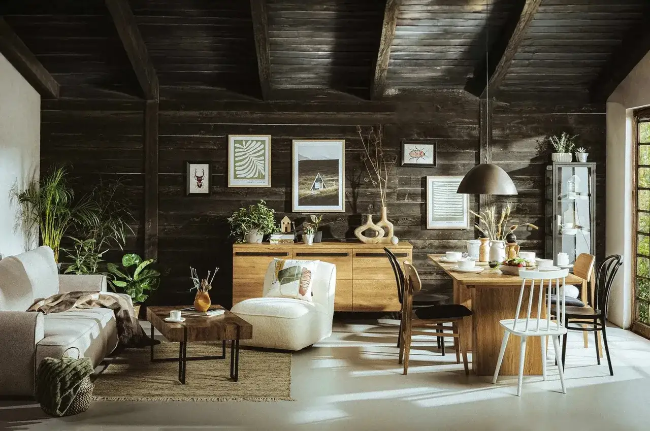 Przytulne zdjecia wnetrz: salon z sofą i stolikiem kawowym, jadalnia z drewnianym stołem i krzesłami, komoda z dekoracjami, wszystko na tle drewnianej ściany.