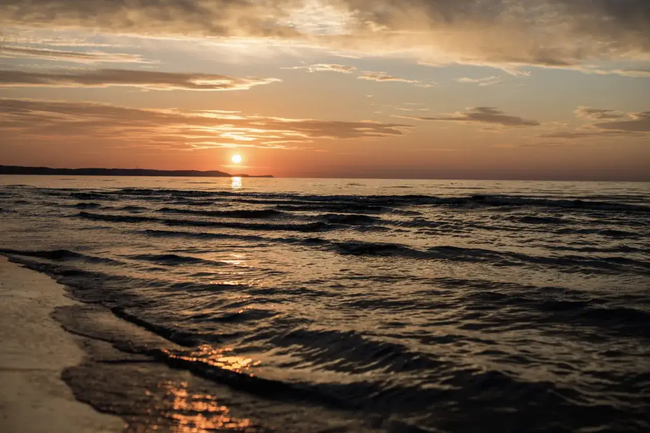 Plaża nad Bałtykiem we wrześniu, pusta plaża, jesienne morze