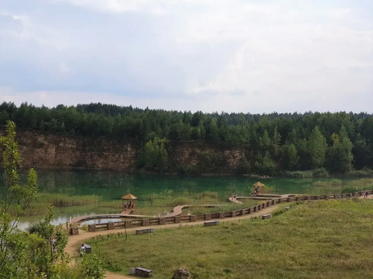 Malowniczy zalew z drewnianymi pomostami i altanami, idealne miejsce na jednodniowe wycieczki z Zabrza.