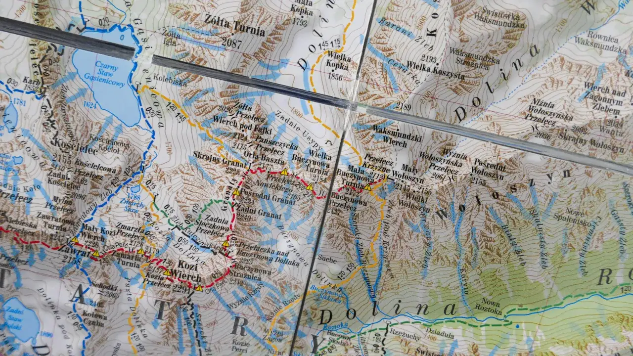 Mapa Tatr z zaznaczonymi szlakami. Szlak czarny prowadzi przez Dolinę Gąsienicową. O ile kilometr&oacute;w szlak czarny jest dłuższy od niebieskiego?