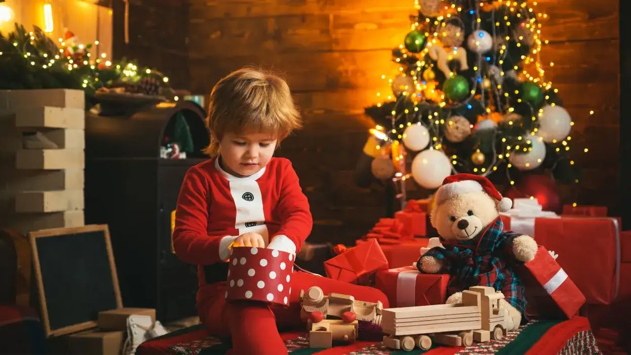Zdjęcie Świąteczne inspiracje: co kupić dwulatkowi pod choinkę, by go zachwycić