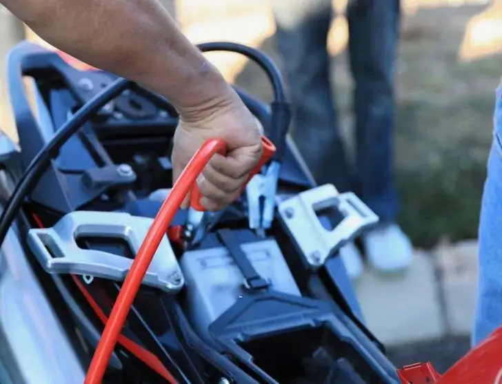 Zdjęcie Jak długo ładować akumulator motocyklowy 12v, aby uniknąć problemów?