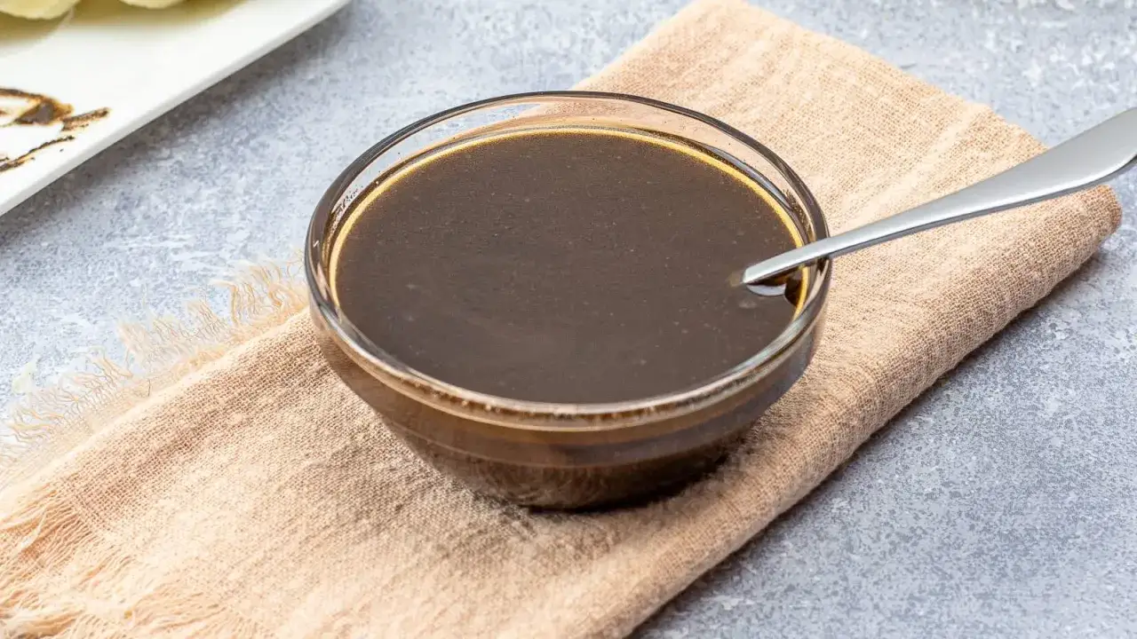 Zdjęcie Jak zrobić sos czekoladowy z czekolady - proste przepisy krok po kroku