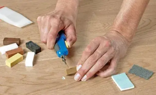 Zdjęcie Jak usunąć rysę z paneli podłogowych? Proste sposoby na szybkie naprawy