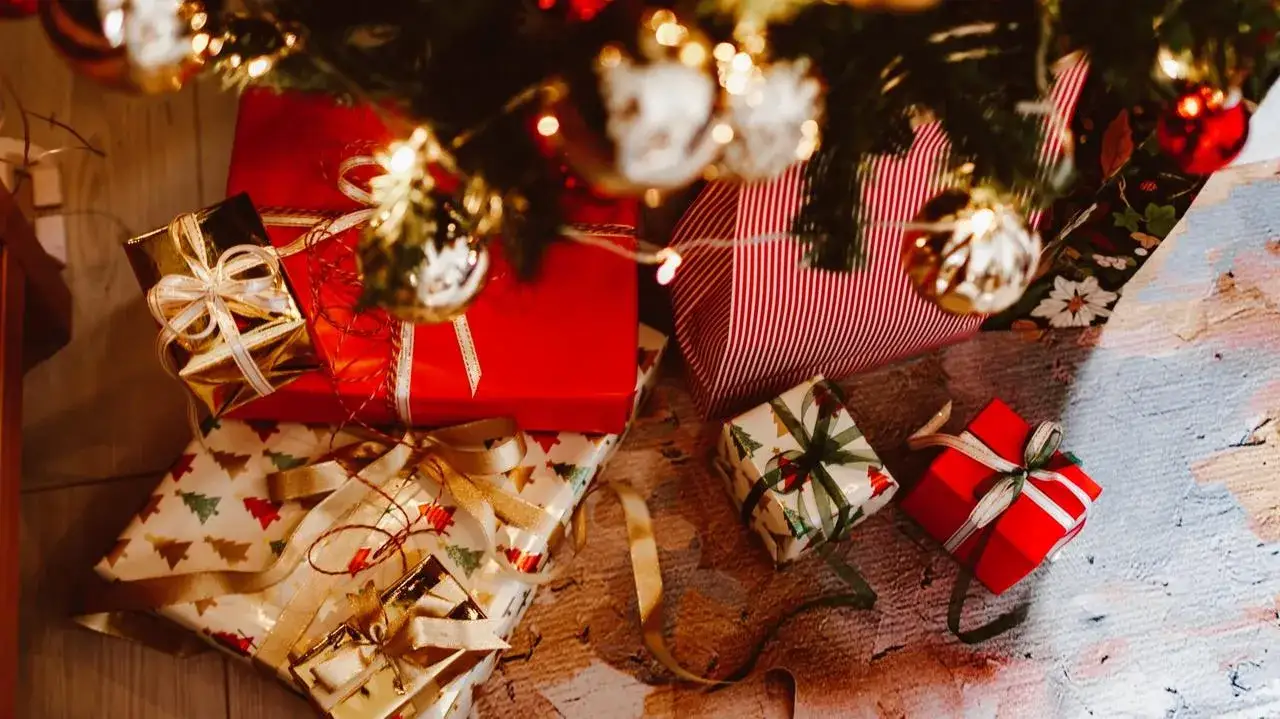 Zdjęcie Kto daje prezenty pod choinkę? Poznaj polskie tradycje świąteczne