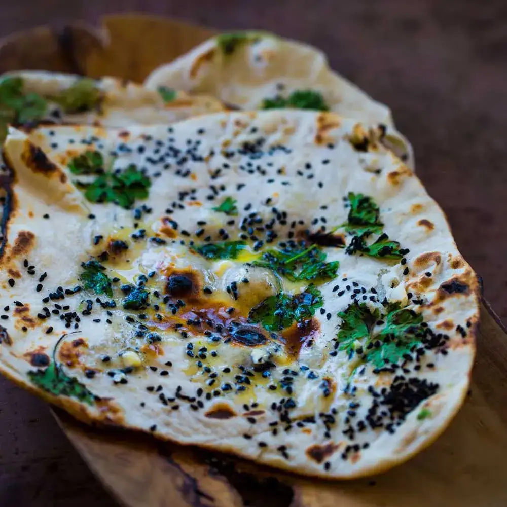 Zdjęcie Gdzie kupić chlebek naan w Warszawie? Sprawdzone miejsca i opcje