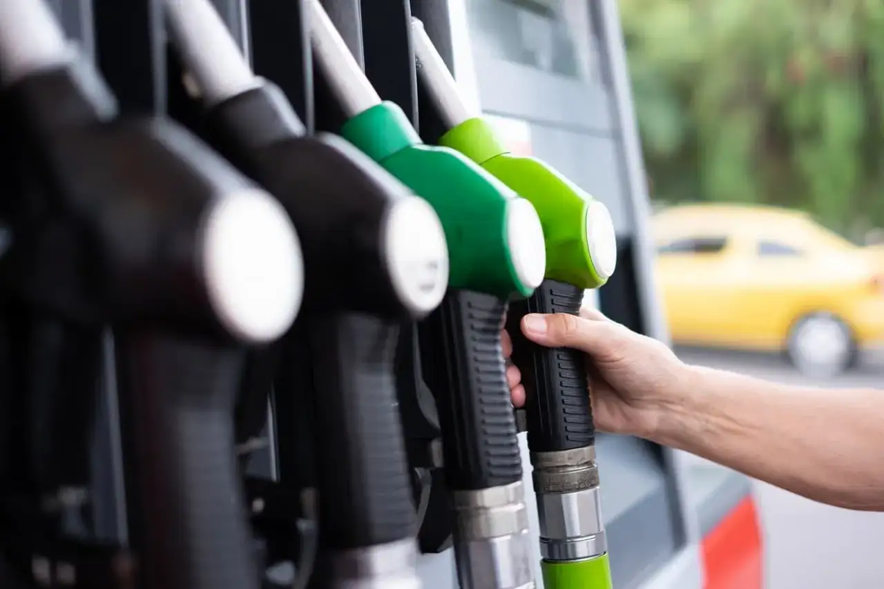 Zdjęcie Czy benzyna E10 pasuje do mojego samochodu? Sprawdź, zanim zatankujesz