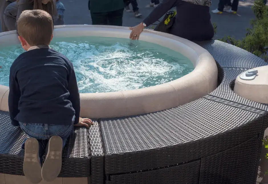 Zdjęcie Ile prądu pobiera jacuzzi dmuchane: poznaj prawdziwe koszty eksploatacji