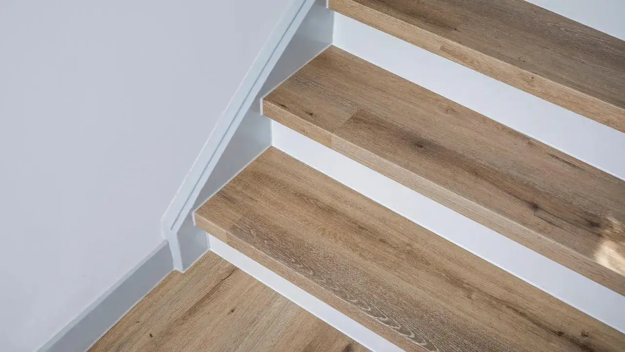 Zdjęcie Jakim klejem przykleić panele na schody, aby uniknąć problemów?