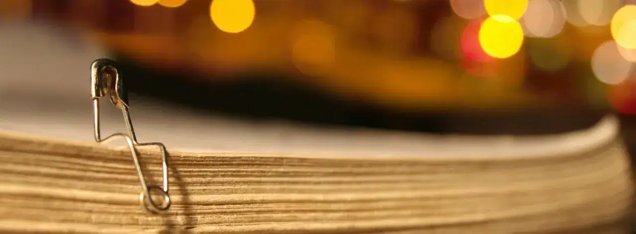 Zdjęcie Co oznacza naszyjnik z agrafką? Odkryj jego symbolikę i historię