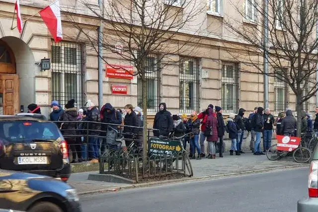 Zdjęcie Gdzie złożyć wniosek o paszport w Krakowie - uniknij kolejek i stresu