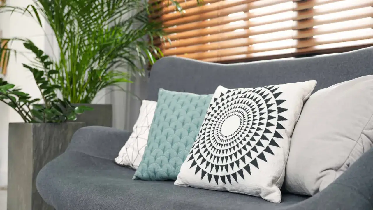 Zdjęcie Jak łączyć poduszki dekoracyjne, aby uniknąć chaosu w wnętrzu
