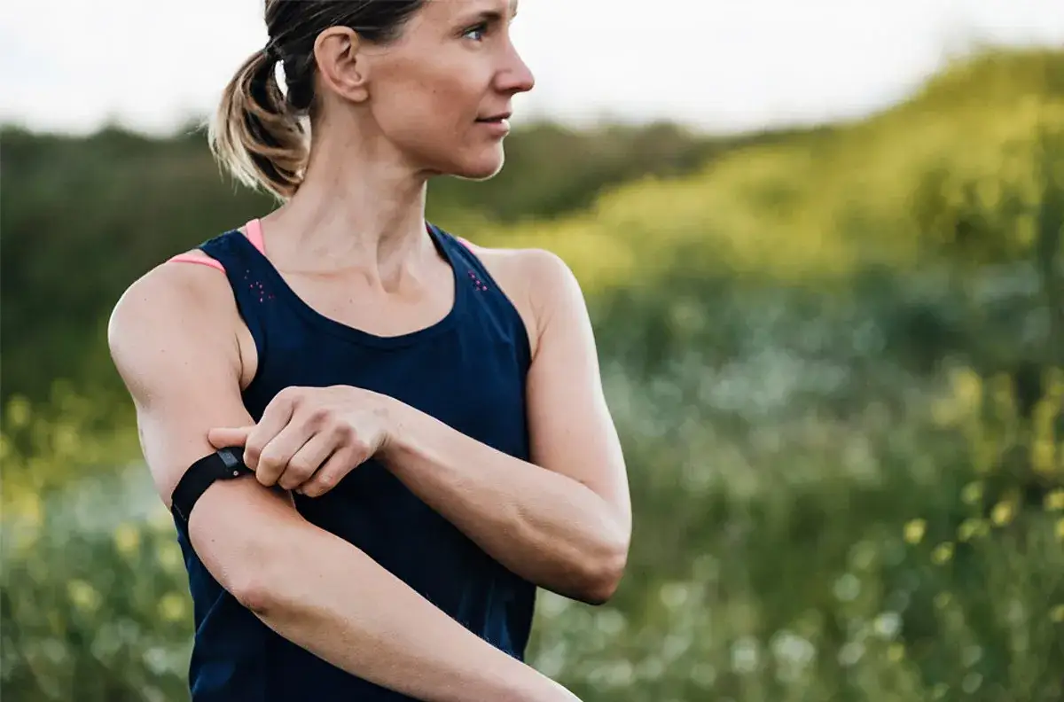 osoba biegnąca z widocznym pulsem na nadgarstku