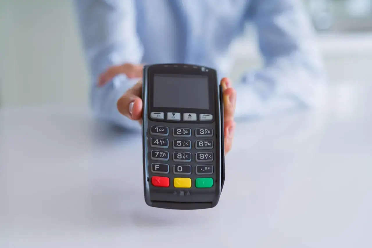 Płatność kartą w tureckim sklepie terminal POS