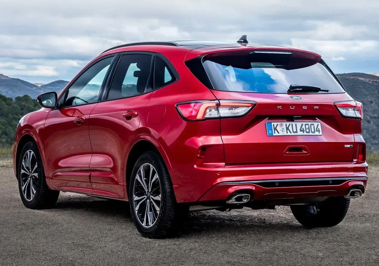 Czerwony Ford Kuga z tyłu, z widocznymi światłami i tablicą rejestracyjną. Poznaj jego **ford kuga wymiary** i możliwości.