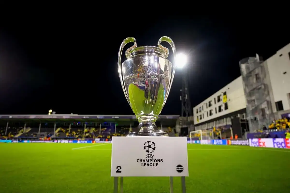 Trofeum Ligi Mistrzów na tle stadionu. Już wkrótce dowiemy się, kto wygra, kiedy liga mistrzów znów zawita na boiska.