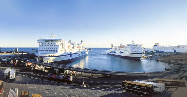 Prom płynący do Szwecji lub samolot nad Szwecją