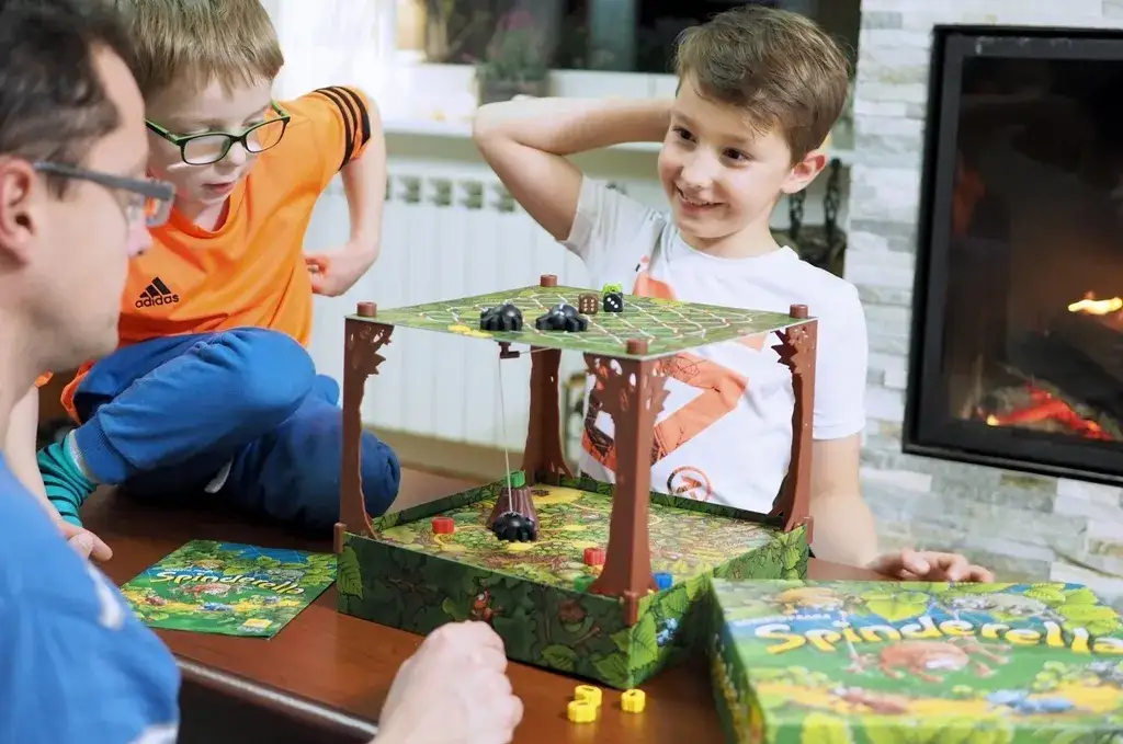 Dziewczynka gra w gry planszowe różne typy