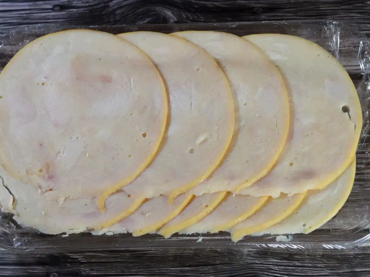 Plastry wędliny z delikatnym, zielonkawym połyskiem. Czy można ją bezpiecznie zjeść? Sprawdź, co oznacza ten nietypowy kolor.