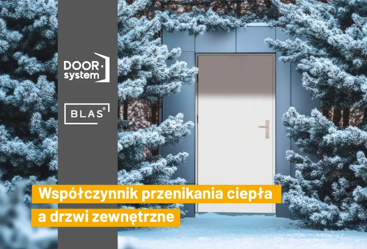 Białe drzwi wejściowe otoczone ośnieżonymi gałęziami. Napis: 