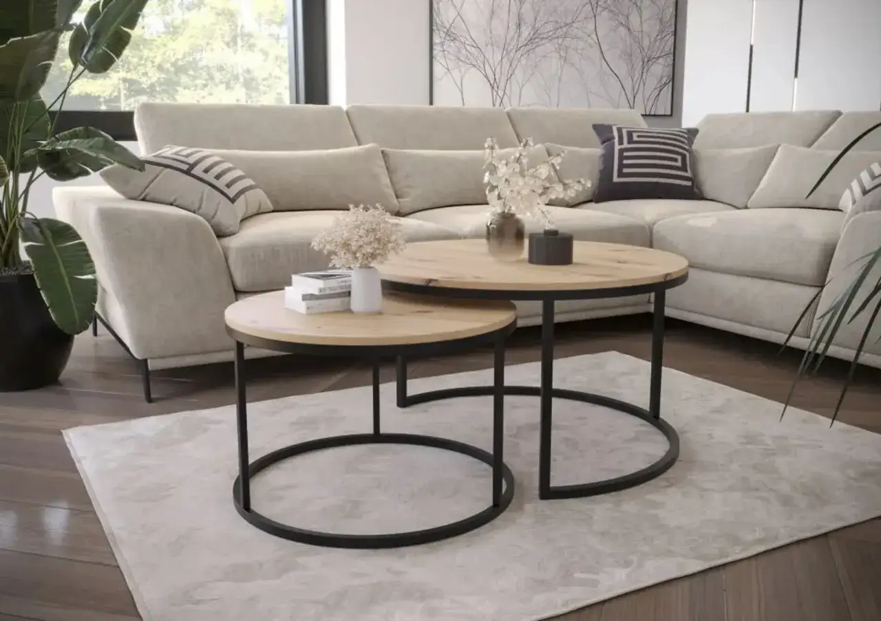 Przytulne mieszkanie 30m2 z wygodną kanapą i okrągłymi stolikami kawowymi. Idealne miejsce na relaks.