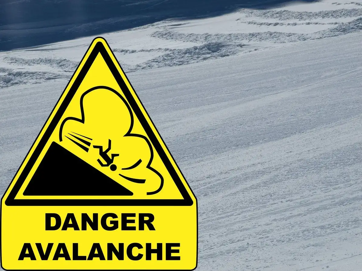 Ż&oacute;łty tr&oacute;jkąt ostrzega przed lawinami. Zwr&oacute;ć uwagę na stopnie zagrożenia lawinowego podczas wędr&oacute;wki po ośnieżonych stokach.