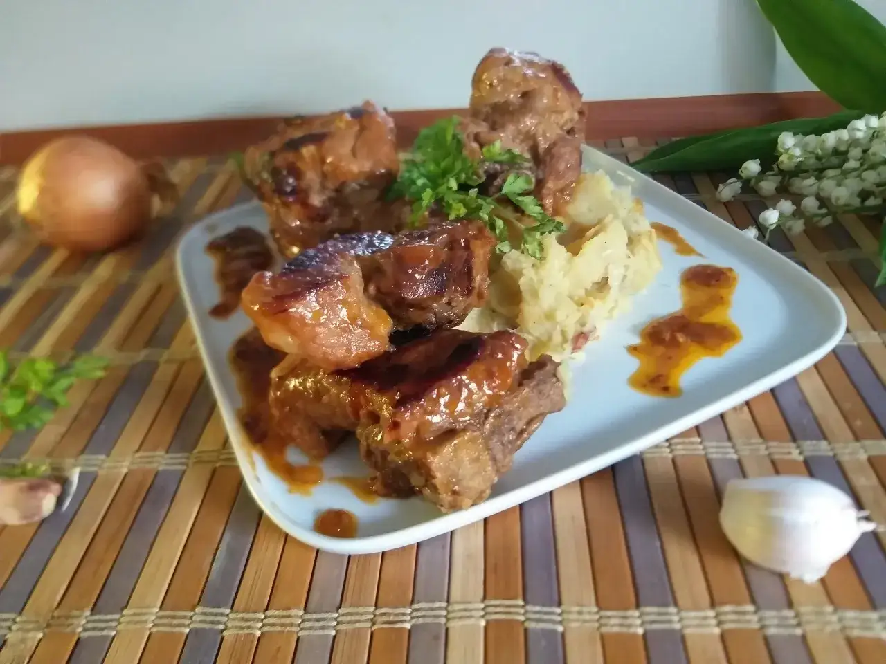 Pyszne żeberka w sosie z puree ziemniaczanym. Idealne danie, gdy zastanawiasz się, co zrobić z ugotowanych żeberek.