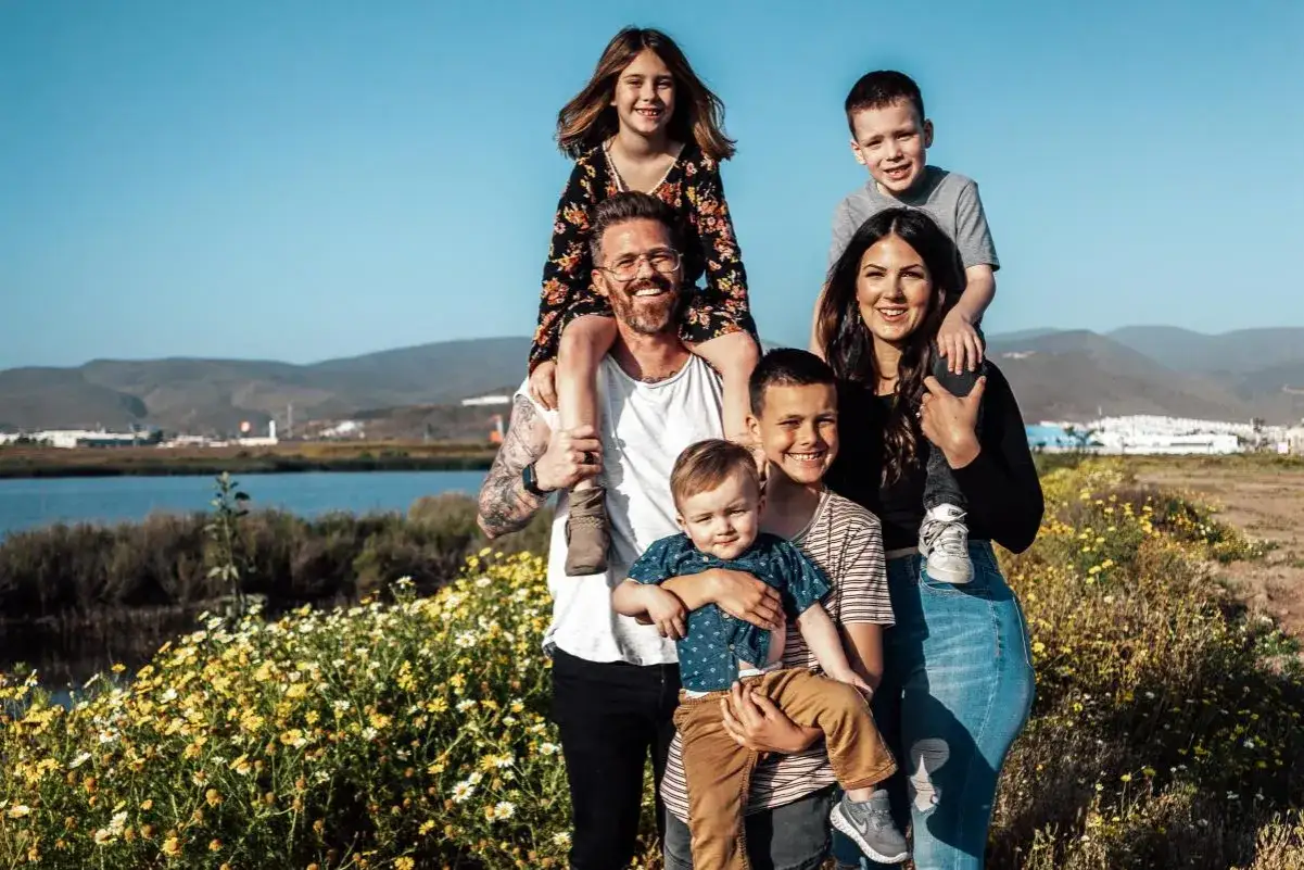 Szczęśliwa rodzina, mimo że kiedyś były kłótnie o dzieci z poprzedniego związku, teraz cieszy się wspólnym, radosnym dniem na łonie natury.