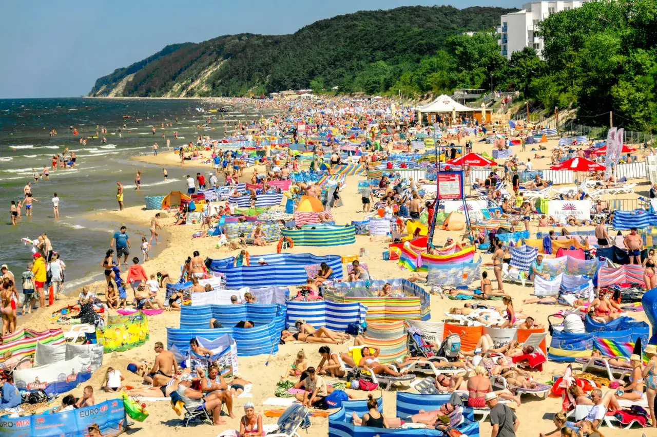 Plaża polskiego Bałtyku turyści