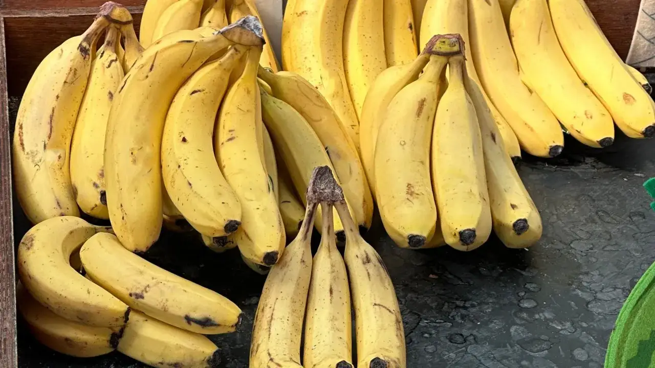 Osoba jedząca banana z uśmiechem