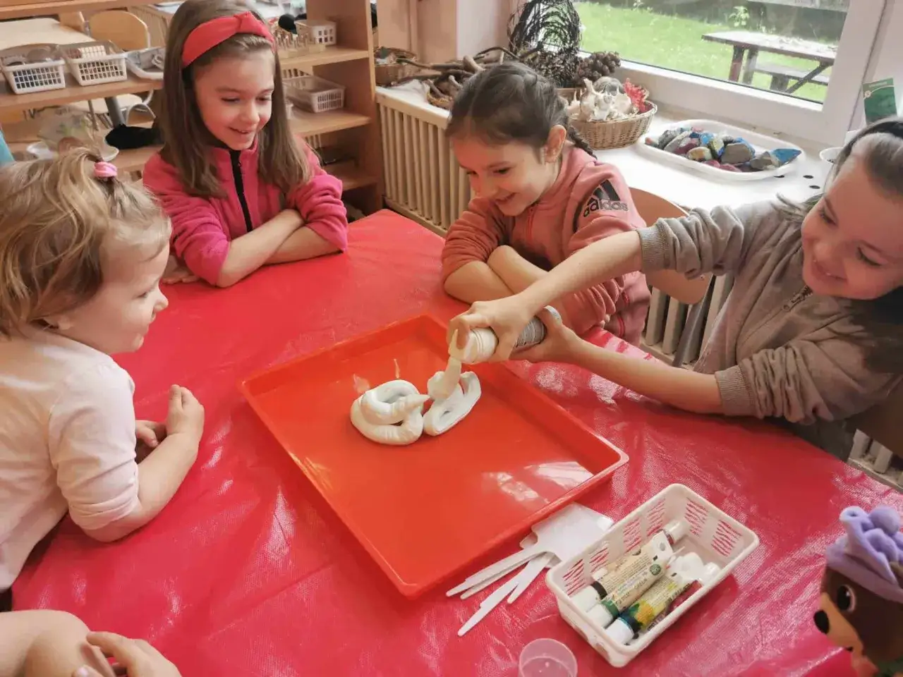 dziecko bawi się pianką do golenia eksperyment