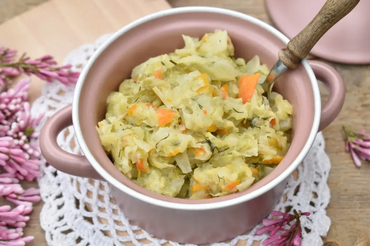 Pyszne danie z młodej kapusty z marchewką i koperkiem. Idealne na lekki obiad.