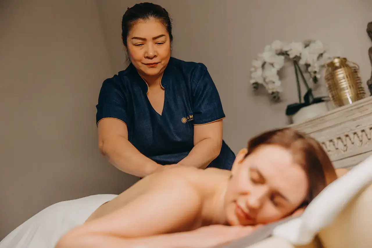 Relaksacyjny masaż pleców w spa. Czy w spa trzeba się rozebrać? Zazwyczaj tak, aby terapeuta mógł swobodnie dotrzeć do wszystkich partii ciała.