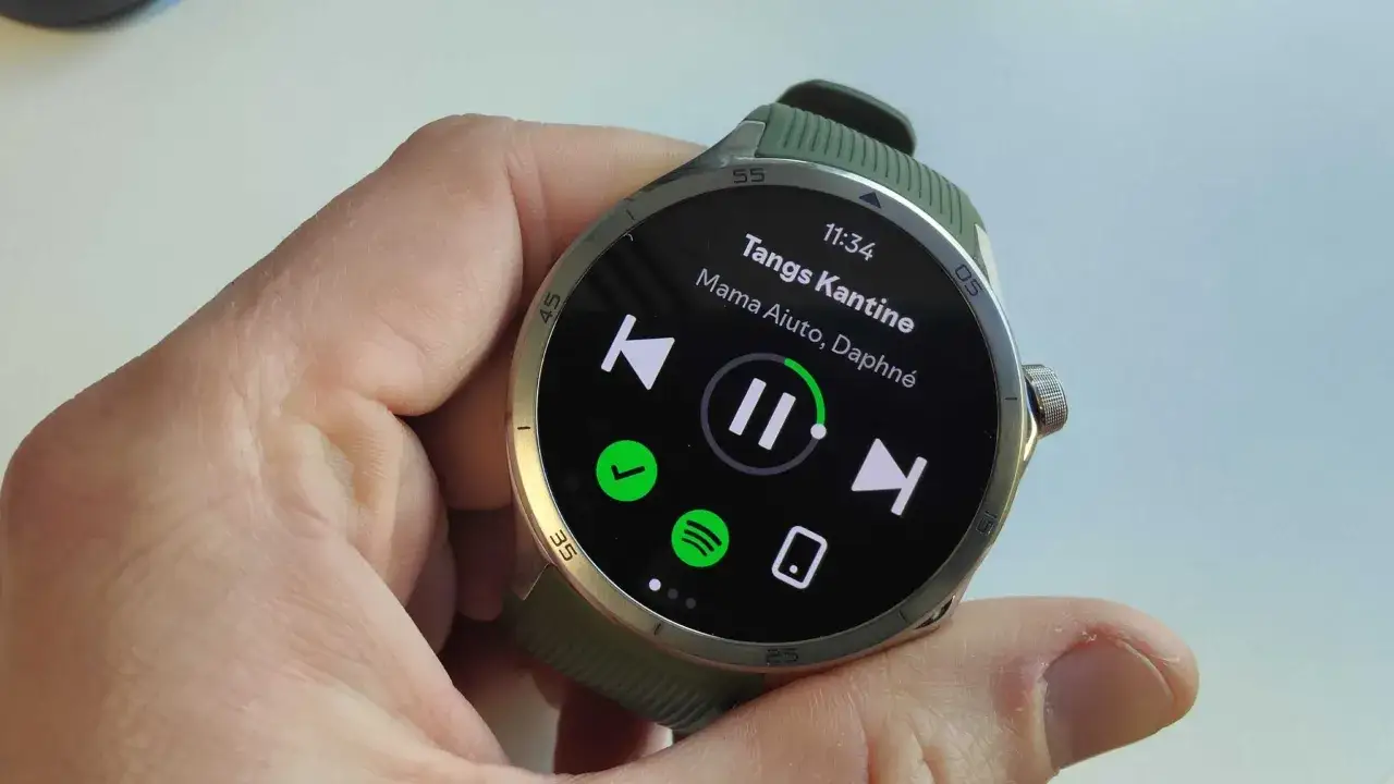 Smartwatch pokazuje, jakie funkcje ma: sterowanie muzyką, powiadomienia i czas.