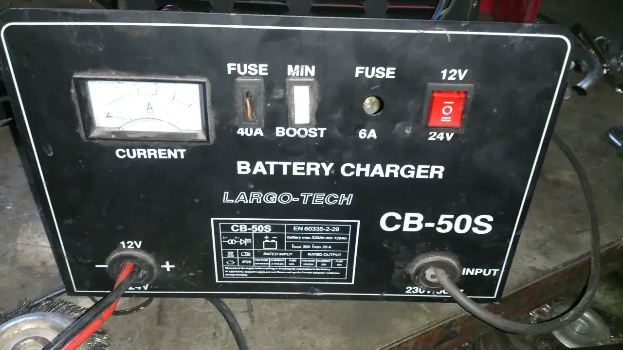 Wymiana bezpiecznika w prostowniku krok po kroku