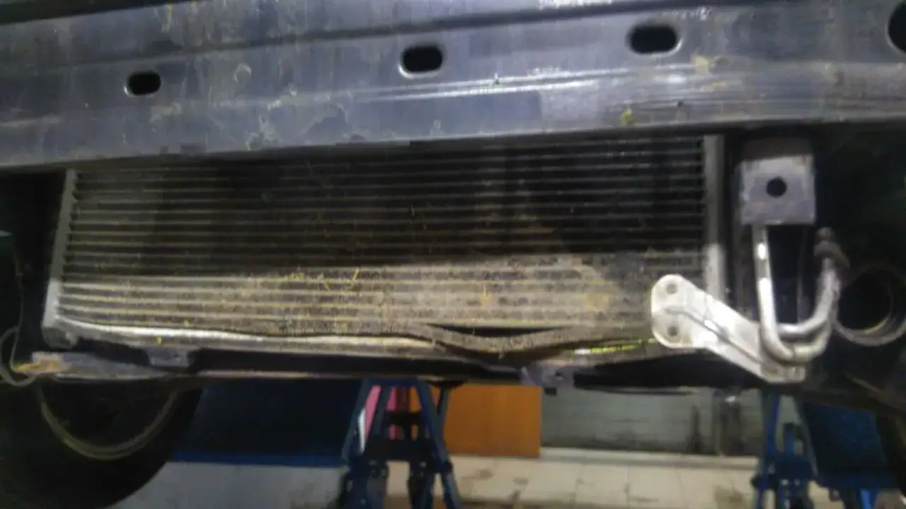 uszkodzona chłodnica klimatyzacji objawy wizualne