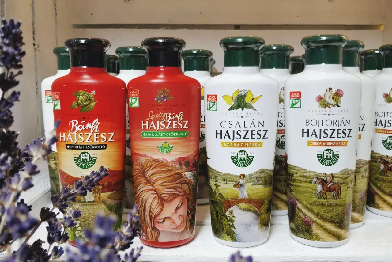 r&oacute;żne rodzaje wcierek do włos&oacute;w butelki