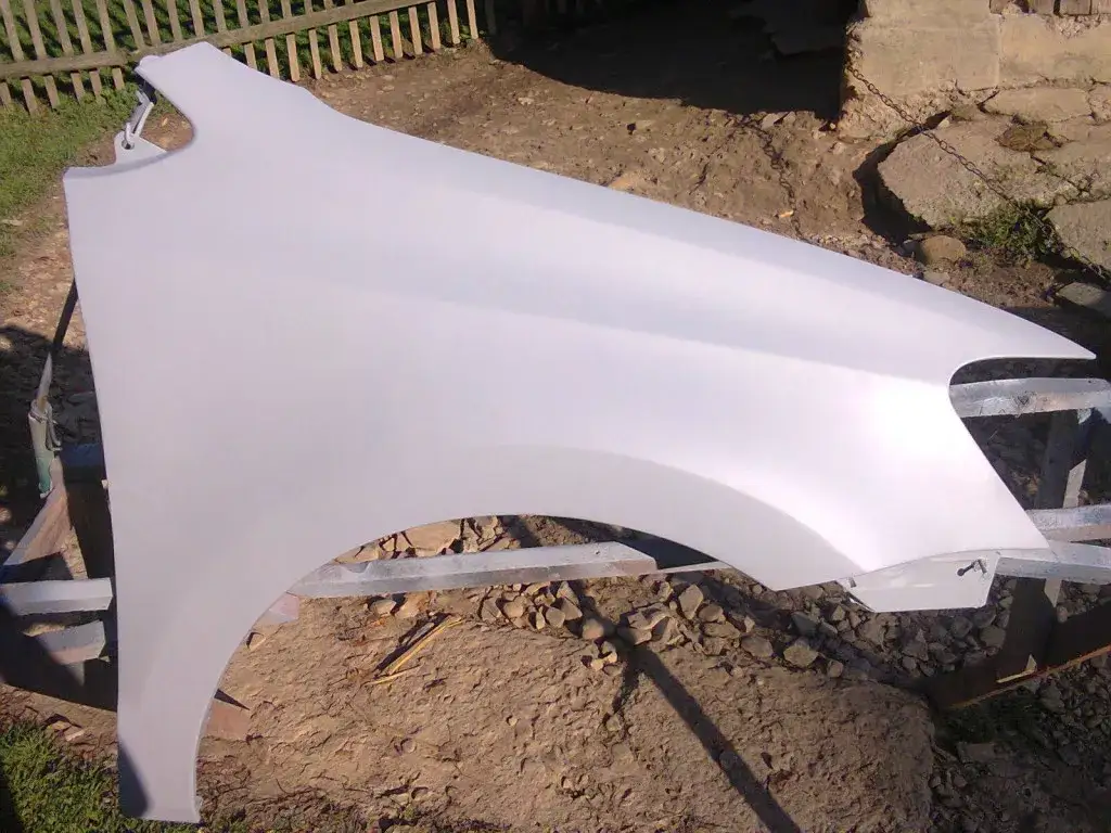 lakierowanie błotnika samochodu