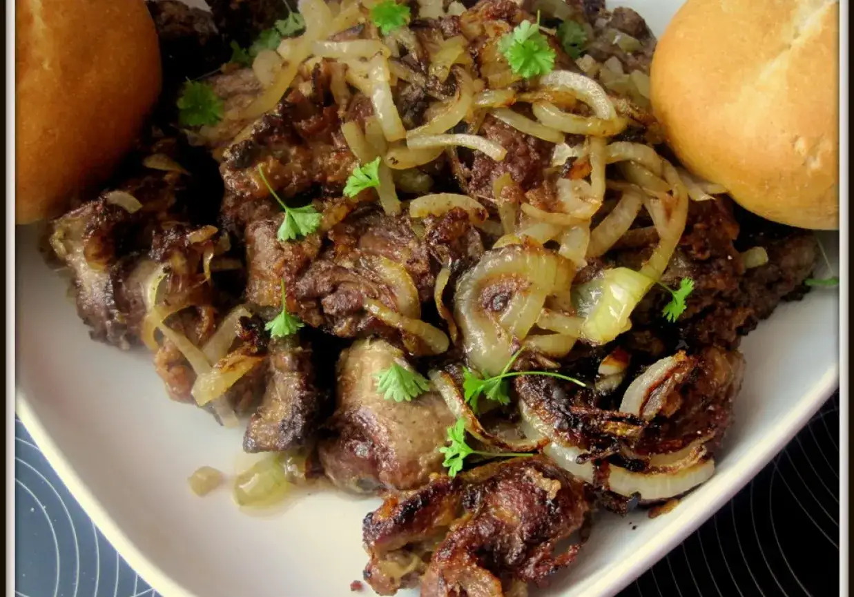 Pyszna wątróbka drobiowa z cebulką, idealna dla dzieci. Podana z bułeczkami.