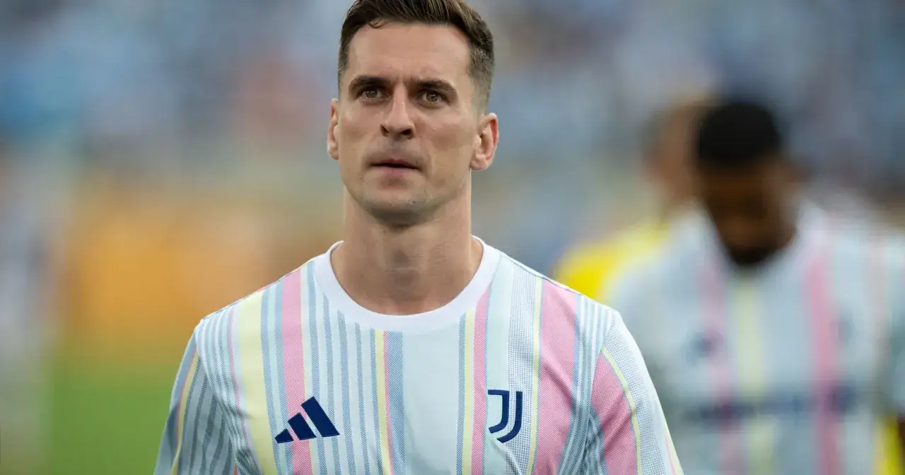 Piłkarz Juventusu w kolorowej koszulce, zastanawiający się nad tym, ile zarabia Milik w Juventusie.