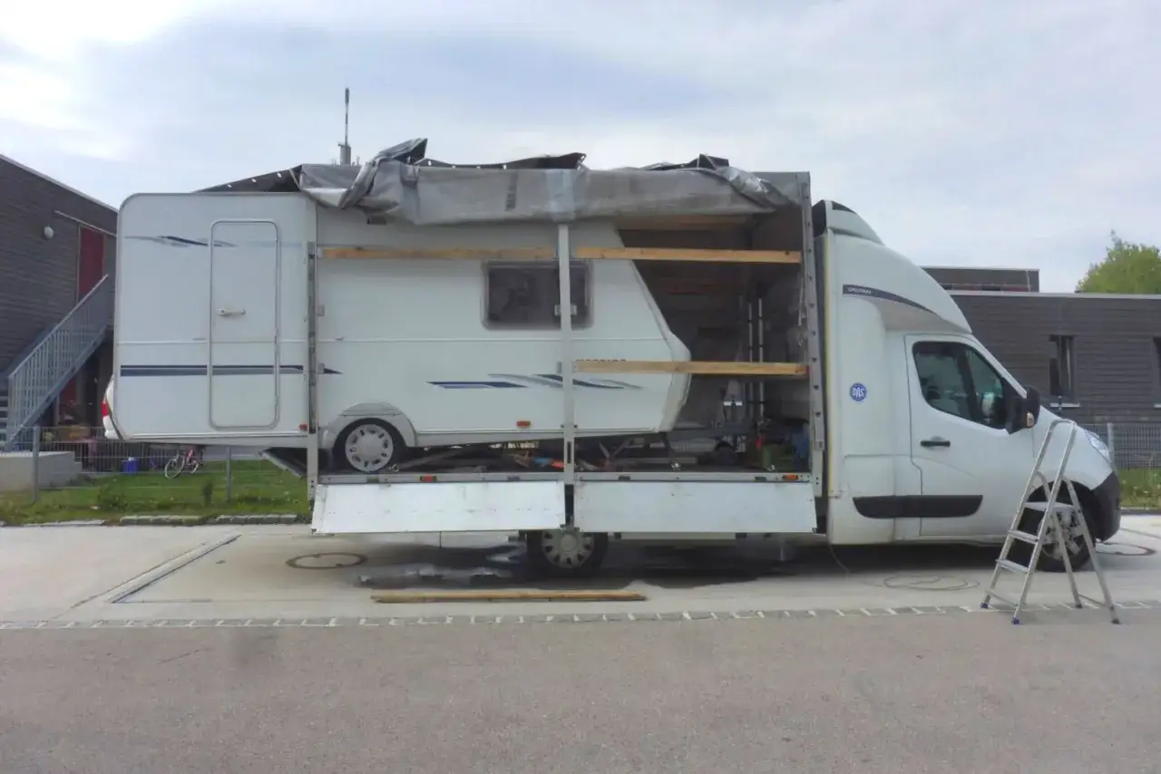 bus z przyczepą kempingową