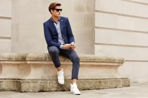 Męskie stylizacje białe sneakersy czarne chinosy