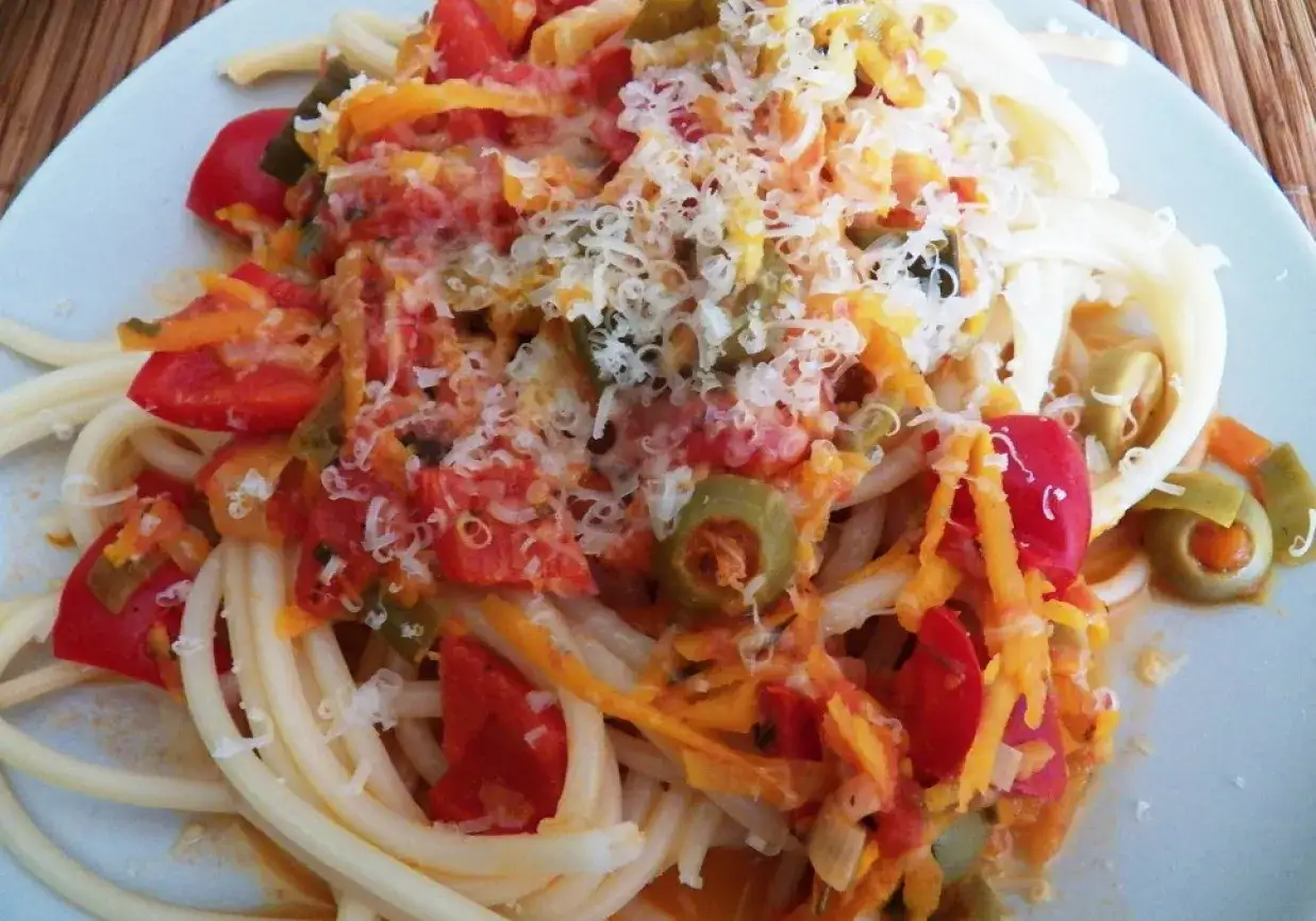 Różne warianty spaghetti z papryką