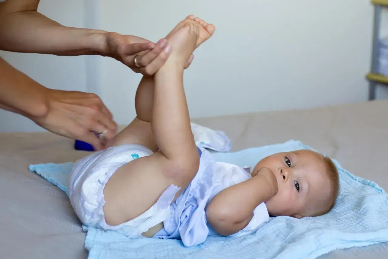 Szczęśliwe dziecko w czystej pieluszce