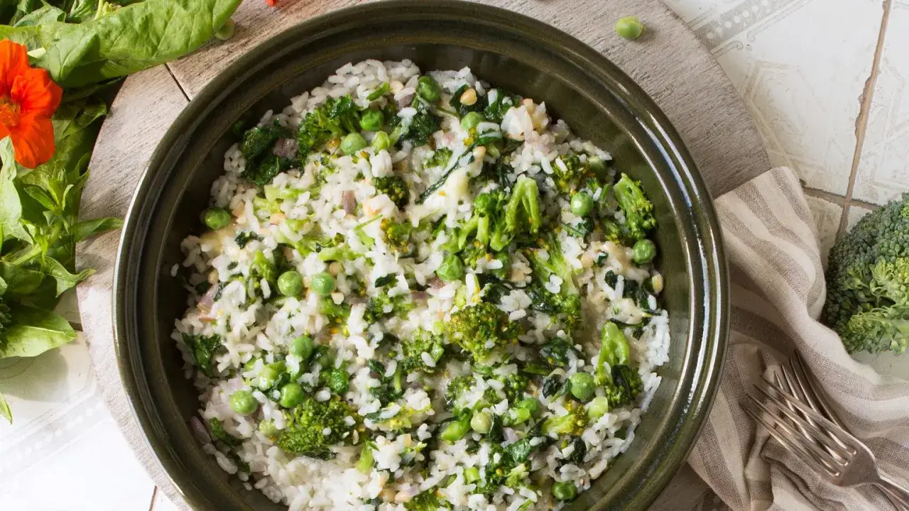 r&oacute;żne rodzaje ryżu i gotowe dania obiadowe z ryżem