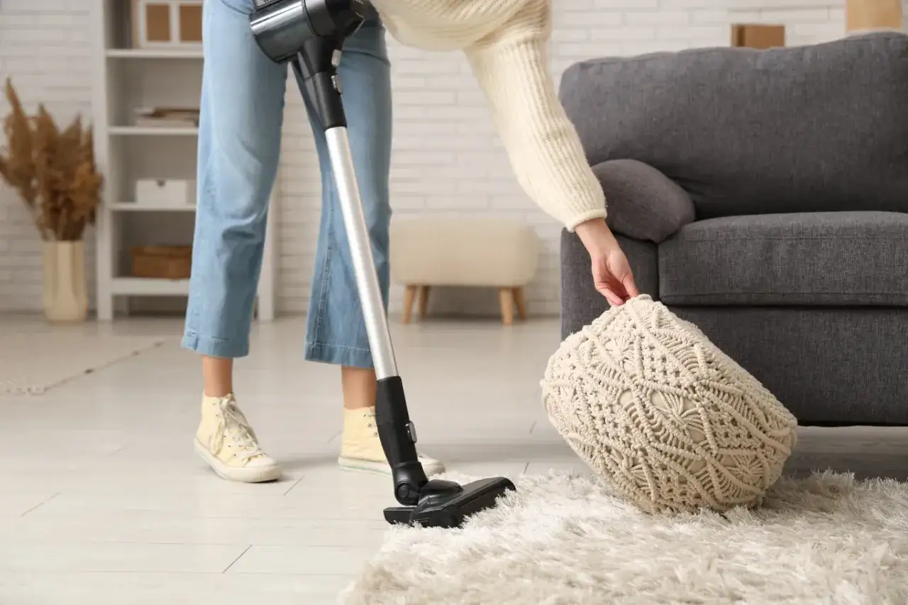 Odkurzanie dywanu i podnoszenie poduszki to sztuka wyrzucania rzeczy, kt&oacute;ra pozwala na porządek i świeżość w domu.