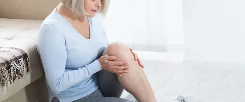 kobieta z bólem stawów menopauza